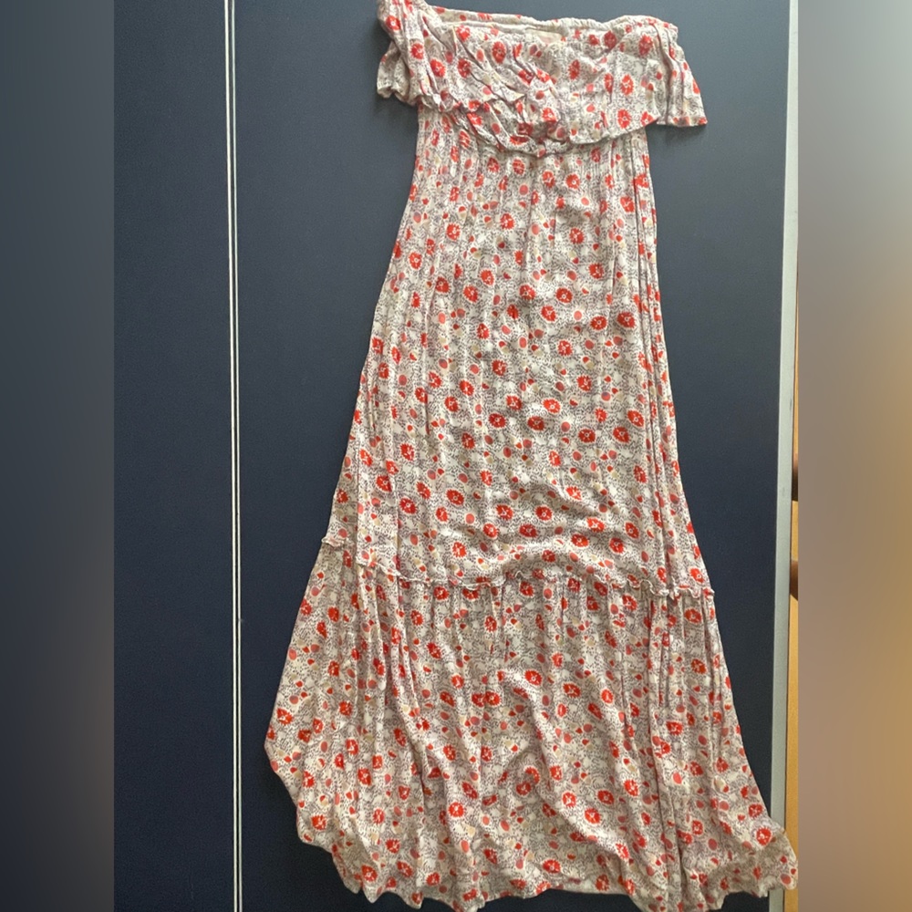 Like new, women’s Quicksilver maxi dress. Off the shoulder size S/M